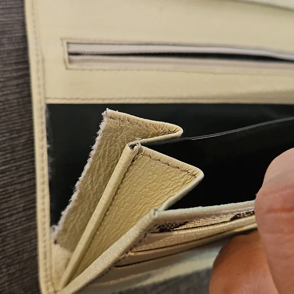 Gucci Signature Monogram Long Wallet - Picture 5 of 9